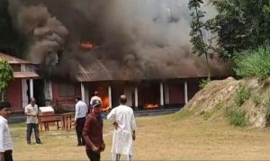 আগুনের পুড়ে যাওয়া শ্রেণীকক্ষ।