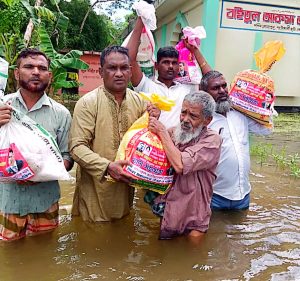 বন্যার্ত পরিবারের মাঝে ত্রাণ কার্যক্রম।