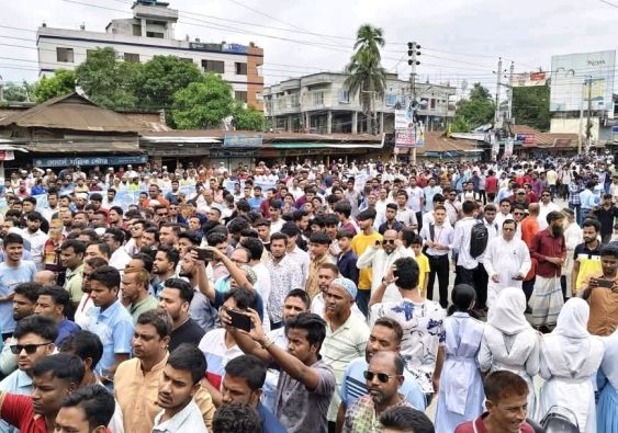 শেরপুরে নায্য উন্নয়নের দাবিতে মানববন্ধন