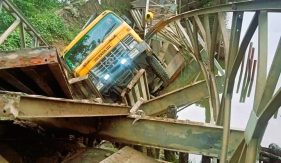 ট্রাকসহ ভেঙে পড়ল সওজের সেতু