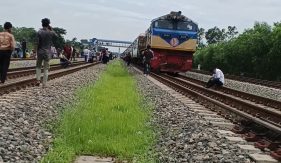 মাঝ পথে থেমে গেলো কক্সবাজারগামি পর্যটন এক্সপ্রেস ট্রেন
