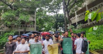 কুবিতে শিক্ষক নিয়োগের দাবিতে ক্লাসরুমে তালা ঝুলিয়ে বিক্ষোভ মিছিলে শিক্ষার্থীরা