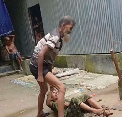 জীবন্ত স্ত্রীকে মাটিচাপা দেওয়ার চেষ্টা, ভিডিও ভাইরাল