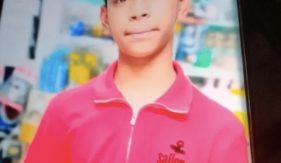 পঙ্গু বাবার স্বপ্ন আজ কভার ভ্যানের চাকায় পৃষ্ঠ