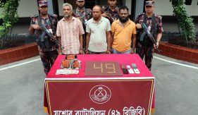 বিজিবির অভিযানে উদ্ধার ২৬টি স্বর্ণের বার, প্রাইভেটকার ও মোবাইল জব্দ