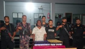 যশোর সীমান্তে বিজিবি ও র‍্যাবের যৌথ অভিযান, বিপুল পরিমাণ নেশাজাতীয় সিরাপসহ আটক ২