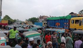সিএনজি চালকদের মহাসড়ক অবরোধ, ২ ঘণ্টা যান চলাচল বন্ধ
