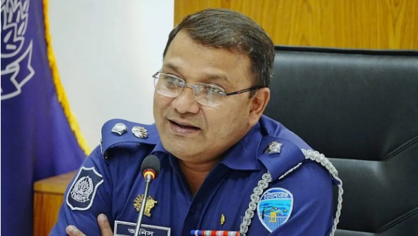 ‘এটা কোনো রাজনৈতিক মঞ্চ না, আপনার বহু আগে আমি ঢাকায় ছাত্রদল করে আসছি’ কুমিল্লায় জুলাই শহীদ দিবসের আলোচনা সভায় মহানগর ছাত্রদলের সাবেক সভাপতির এক অভিযোগের জবাবে এভাবেই ক্ষুব্ধ প্রতিক্রিয়া ব্যক্ত করেছেন জেলার পুলিশ সুপার (এসপি) মো. আনিসুজ্জামান।