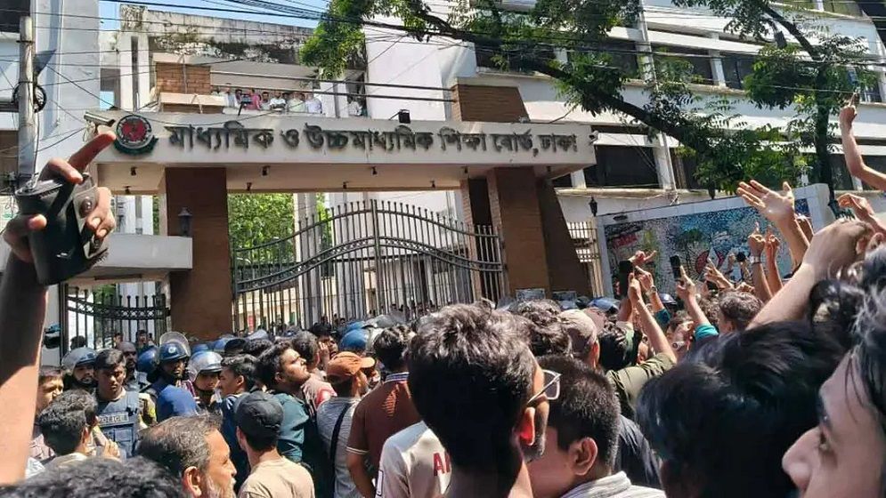 ‘দফা এক, দাবি এক—মিলনের পদত্যাগ’ স্লোগান দেন