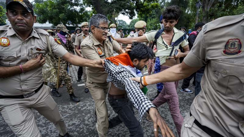 দিল্লিতে ব্যাপক বিক্ষোভ: পিছু হটতে নারাজ ভারতের তরুণরা, ভয়ে তটস্থ মোদি