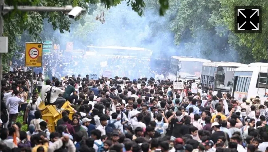 রণক্ষেত্র সংসদের সামনে, ভেতরে প্রধানমন্ত্রী