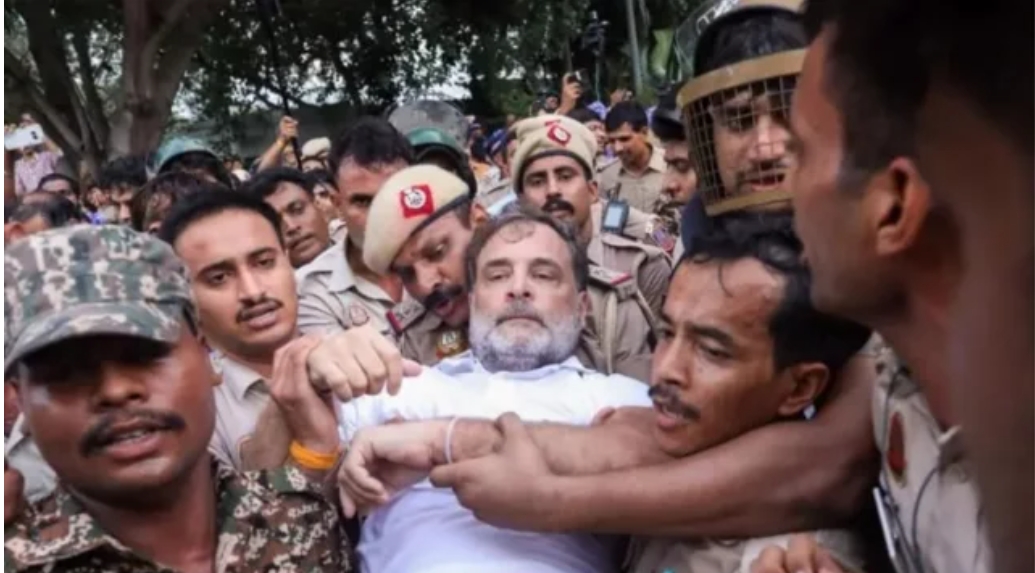 আটকের সময় পুলিশ কানে কানে বলেছে ‘মোদি সরকারের পতন ঘটাও’: রাহুল গান্ধী