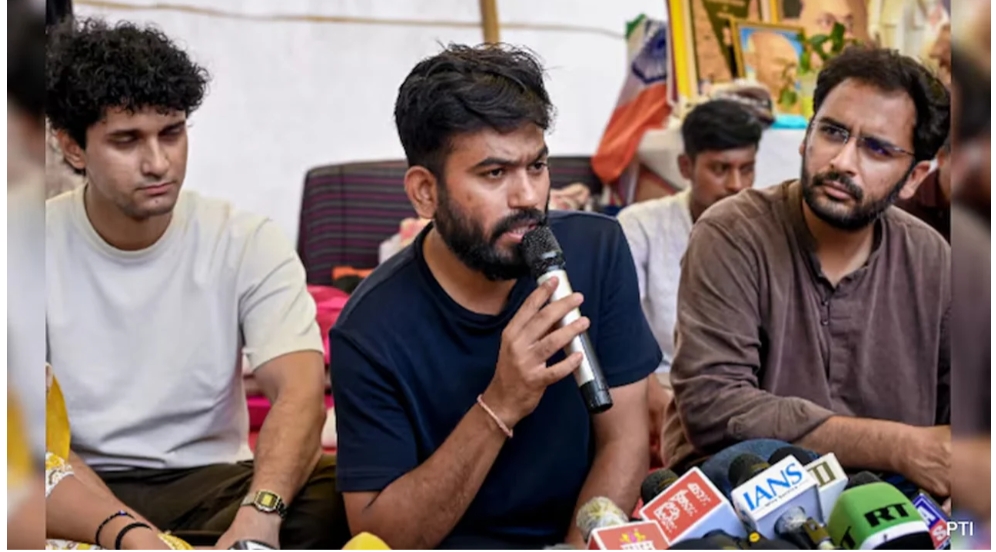 ছাত্রশক্তি দীর্ঘজীবী হোক, শিক্ষামন্ত্রীর পদত্যাগের প্রতিক্রিয়ায় ককরোচ পার্টি