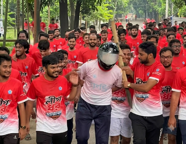ঢাবিতে শিবিরের ‘লীগ ধর’ ম্যারাথনে ‘প্রতীকী ছাত্রলীগ’কে ধাওয়া