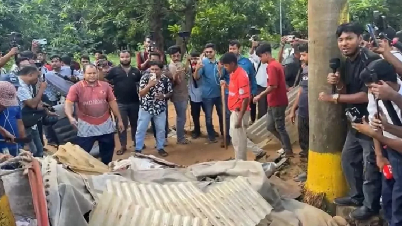 রাজধানীর সোহরাওয়ার্দী উদ্যানে ‘ভাসমান মসজিদ’ উচ্ছেদ