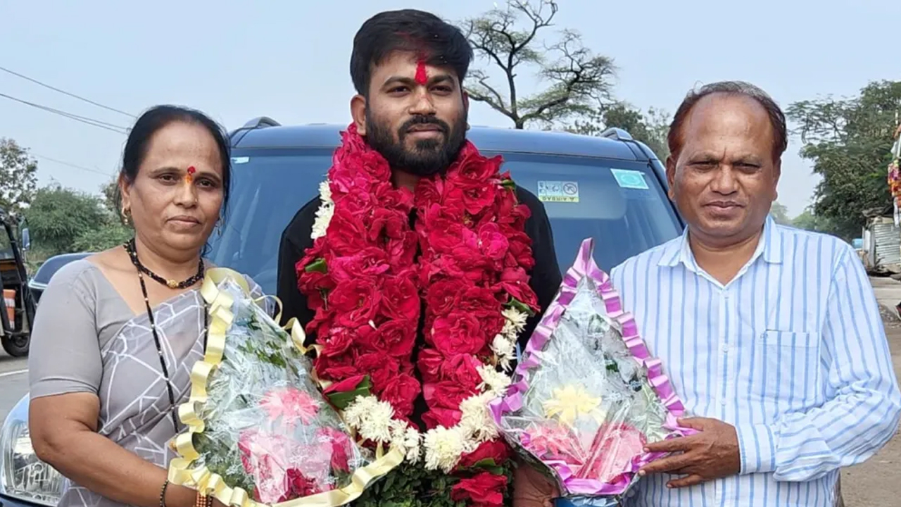 আন্দোলনের শেষে বিয়ের প্রস্তুতি নিচ্ছেন ককরোচ নেতা অভিজিৎ দীপক