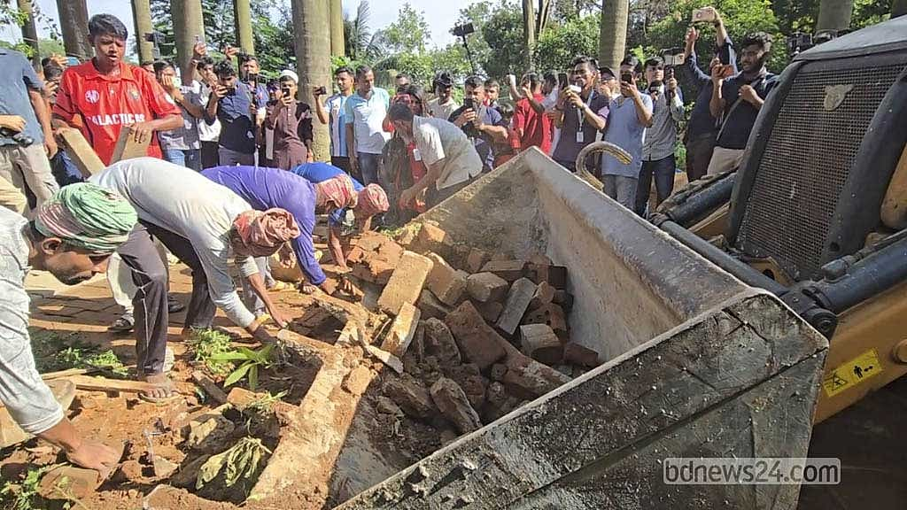 সোহরাওয়ার্দী উদ্যানের সেই ‘নামাজের জায়গাসহ’ অবৈধ স্থাপনা উচ্ছেদ