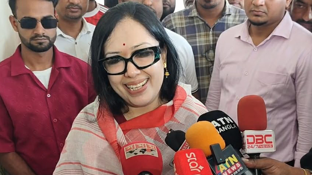 শেখ হাসিনার বক্তব্য প্রচার নিষিদ্ধ করে গণতন্ত্র রক্ষা করা যায় না: রুমিন ফারহানা