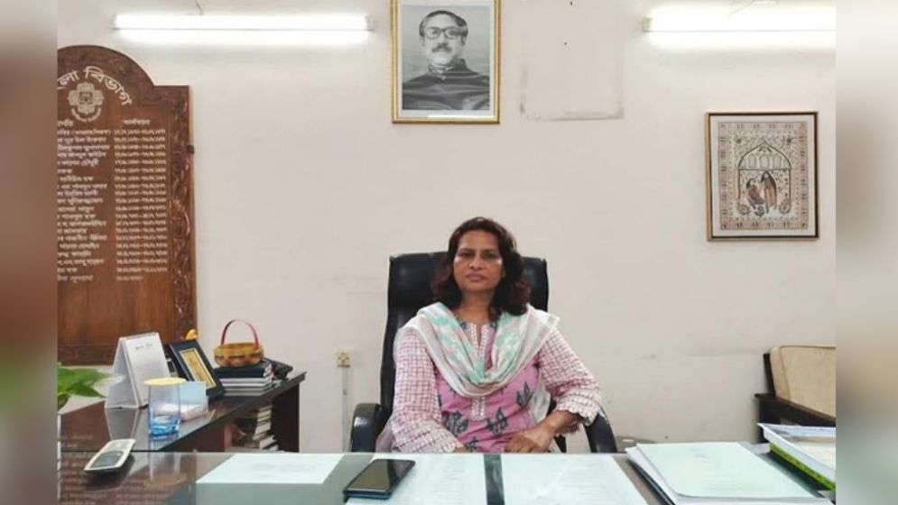 হাসিনার ছবি সরানোর পর ছেলে জড়িয়ে ধরে বলেছিল, ‘মা, আমি তোমাকে নিয়ে গর্বিত’