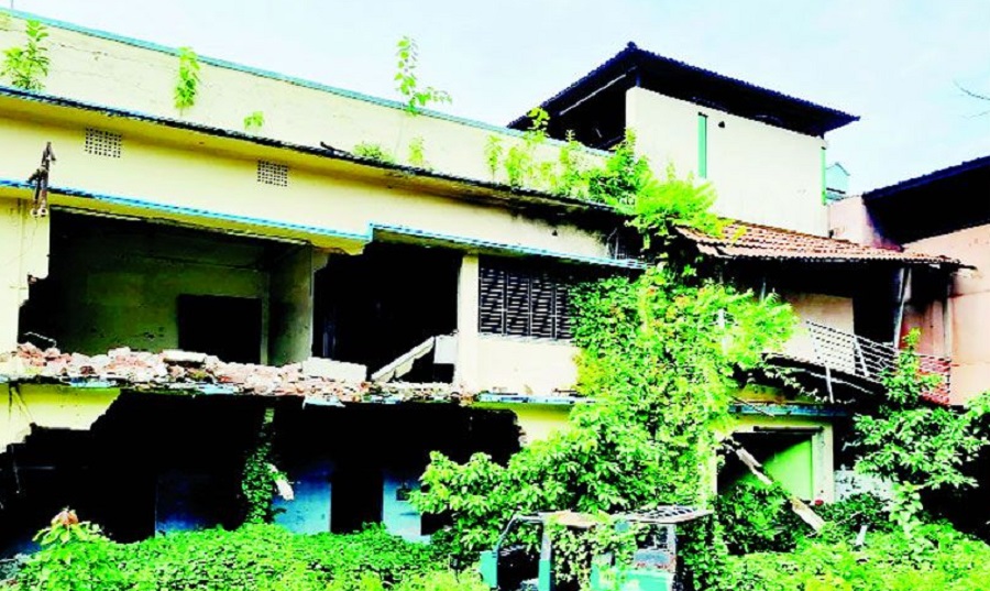 শিয়াল-কুকুরের আস্তানায় পরিণত হয়েছে বরিশালের সেরনিয়াবাত ভবন
