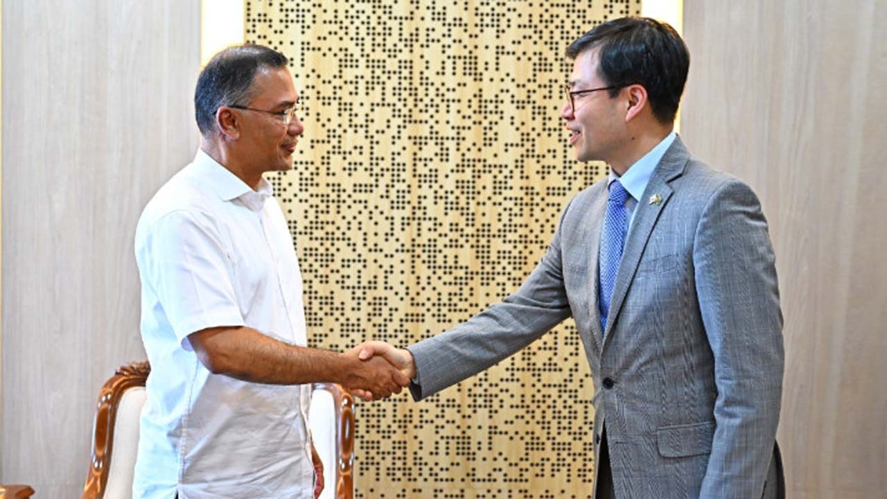 দক্ষিণ কোরিয়ার প্রেসিডেন্টকে বাংলাদেশ সফরের আমন্ত্রণ জানালেন প্রধানমন্ত্রী