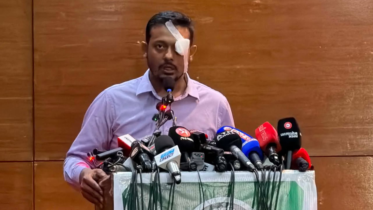 চোখে প্রতীকী ব্যান্ডেজ বেঁধে নাসীরউদ্দীন পাটওয়ারীর বক্তব্য