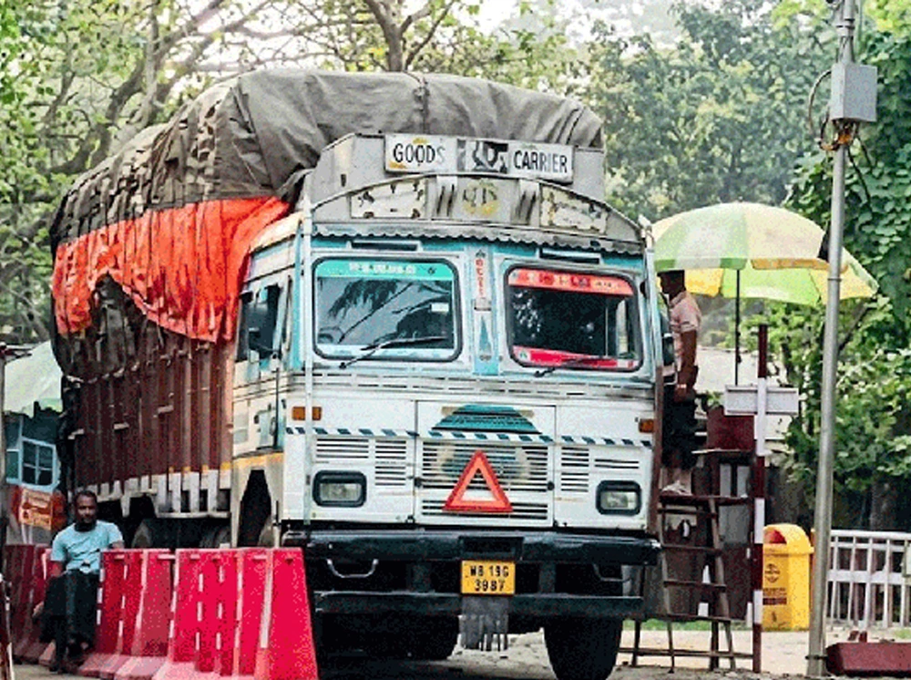 রংপুরে থেমে থাকা ট্রাকে বাসের ধাক্কা, নিহত ৩