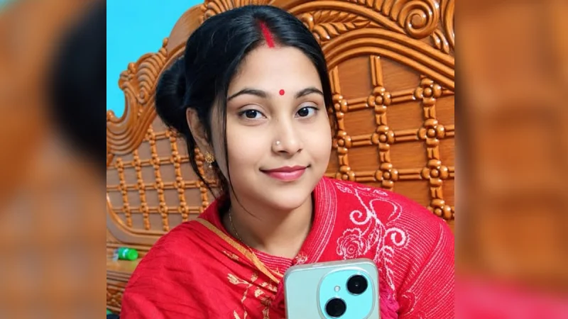 বিজয়ার আনন্দে মুহূর্তেই বিষাদ, প্রতিমায় সিঁদুর দিতে গিয়ে গৃহবধূর মৃত্যু