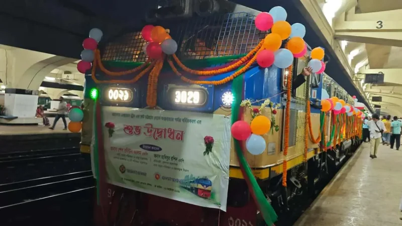 ফেনী থেকে কক্সবাজারগামী মহানগর এক্সপ্রেস, প্রথম দিনেই এক ঘণ্টা বিলম্ব