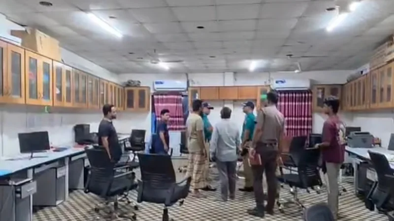 ‘কালকের দিন সময় দিলাম, না হলে তোর লাশ পড়ে থাকবে’
