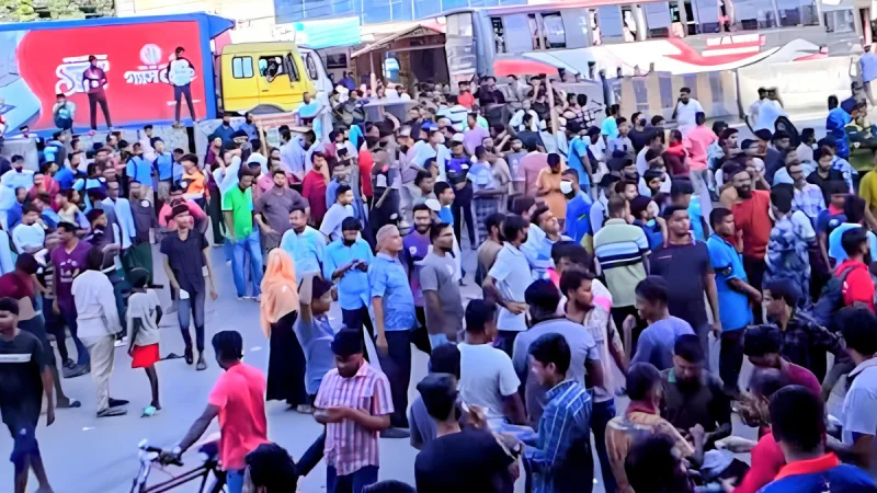 শ্রমিকদের অবরোধের মুখে ঢাকা-টাঙ্গাইল মহাসড়কে যান চলাচল বন্ধ