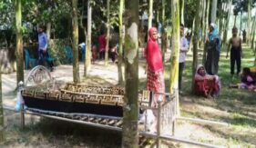 ছেলের নামে জমি লিখে দেওয়ায় বাবার জানাজা-দাফন আটকে দিলেন মেয়ে