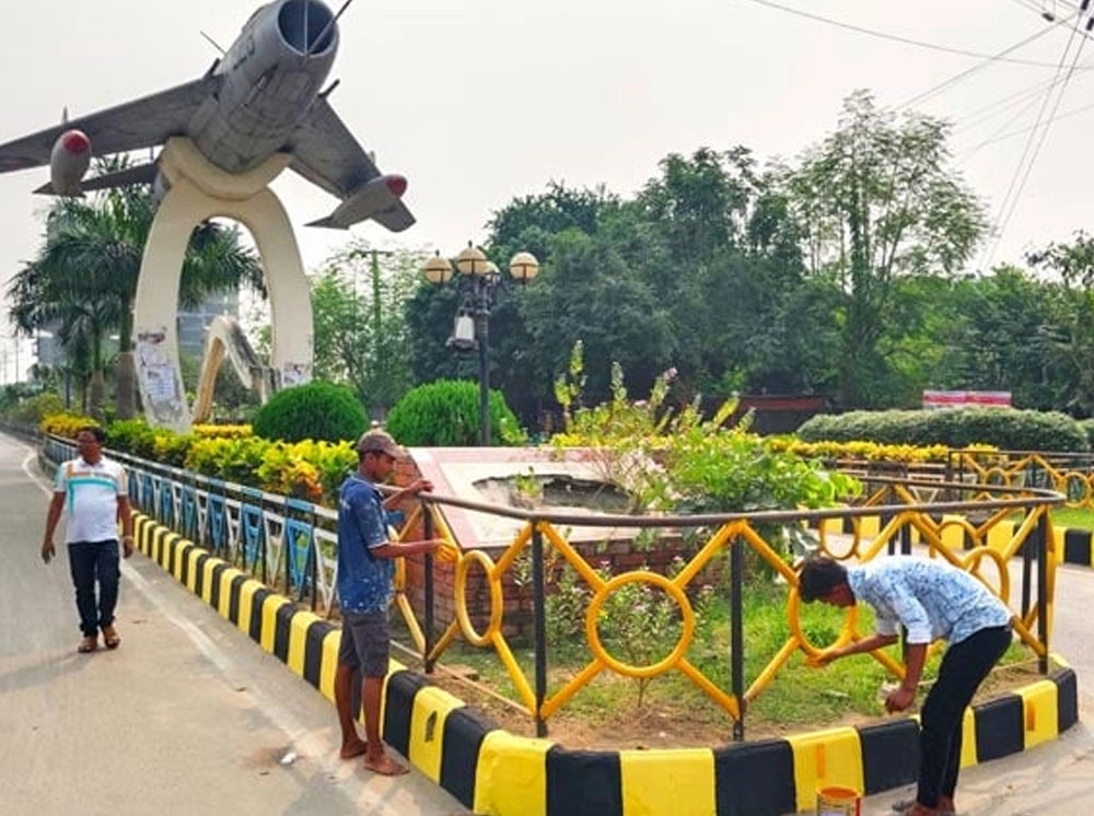 রঙের ছোঁয়ায় সাজছে সড়ক, প্রধানমন্ত্রীকে বরণে প্রস্তুত রাজশাহী
