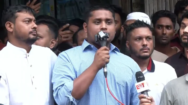আইজিপি ক্রসফায়ারের হুমকি দিচ্ছেন, তার বিষয়ে সরকারকে সিদ্ধান্ত নিতে হবে: হাসনাত