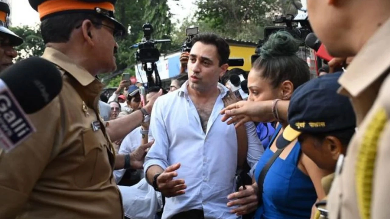 ইমরান খানকে ভারত ছাড়ার নির্দেশ