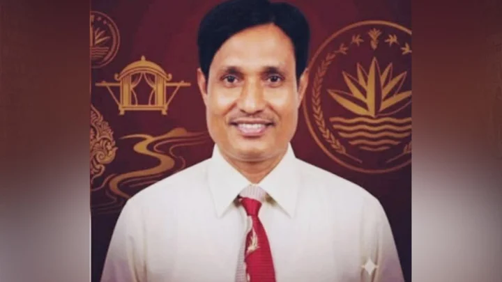 প্রধানমন্ত্রীকে জড়িয়ে ধরতে চাওয়া রাজশাহীর বিভাগীয় কমিশনারকে বদলি